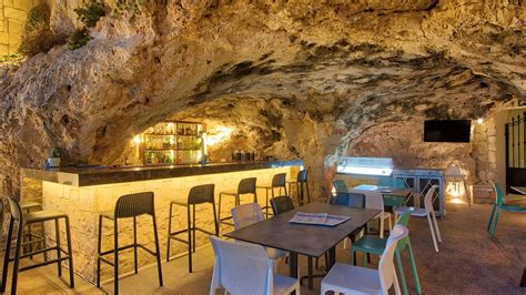 La Cave Bar & Restaurant .